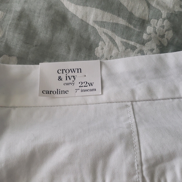 NWT Crown and ivy white shorts 22w - Picture 3 of 3